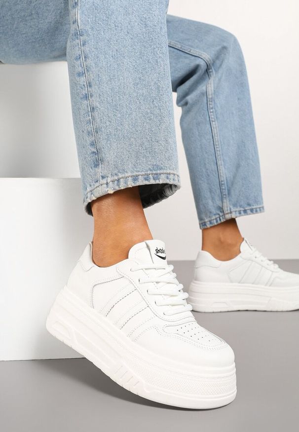 Renee - Białe Sneakersy na Platformie Ozdobione Paskami i Perforacją Fonadel. Okazja: na co dzień. Zapięcie: pasek. Kolor: biały. Materiał: jeans. Wzór: aplikacja. Obcas: na platformie