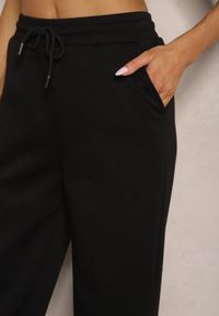 Renee - Czarne Spodnie z Dodatkiem Wiskozy Dresowe High Waist Ellanoria. Okazja: na co dzień. Stan: podwyższony. Kolor: czarny. Materiał: wiskoza, dresówka. Styl: casual #3