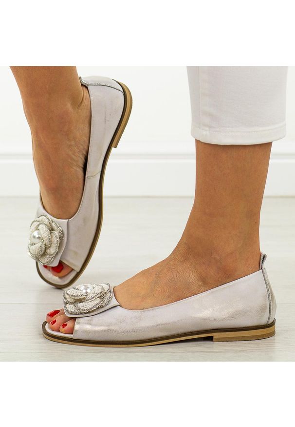 DEONI - Złote przec. skórzane Polskie sandały damskie z zakrytą piętą Deoni D049. Okazja: na spacer, na co dzień, na imprezę. Kolor: złoty. Materiał: skóra. Wzór: aplikacja, kwiaty. Sezon: wiosna, lato. Styl: casual, elegancki