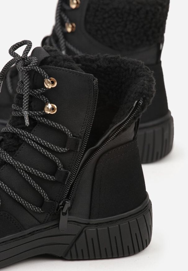 Born2be - Czarne Sznurowane Śniegowce z Futerkiem Typu Baranek Mevesalia. Okazja: na co dzień. Wysokość cholewki: przed kolano. Zapięcie: sznurówki. Kolor: czarny. Materiał: futro. Szerokość cholewki: normalna. Sezon: zima, jesień. Styl: casual