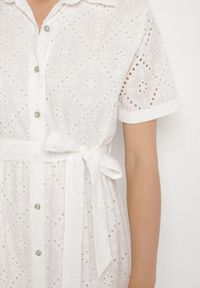 Born2be - Biała Bawełniana Sukienka Haftowana o Koszulowym Kroju z Wiązanym Paskiem Efrora. Okazja: na co dzień, na imprezę, na spacer. Kolor: biały. Materiał: bawełna. Długość rękawa: krótki rękaw. Wzór: haft. Typ sukienki: koszulowe. Styl: casual, elegancki #5