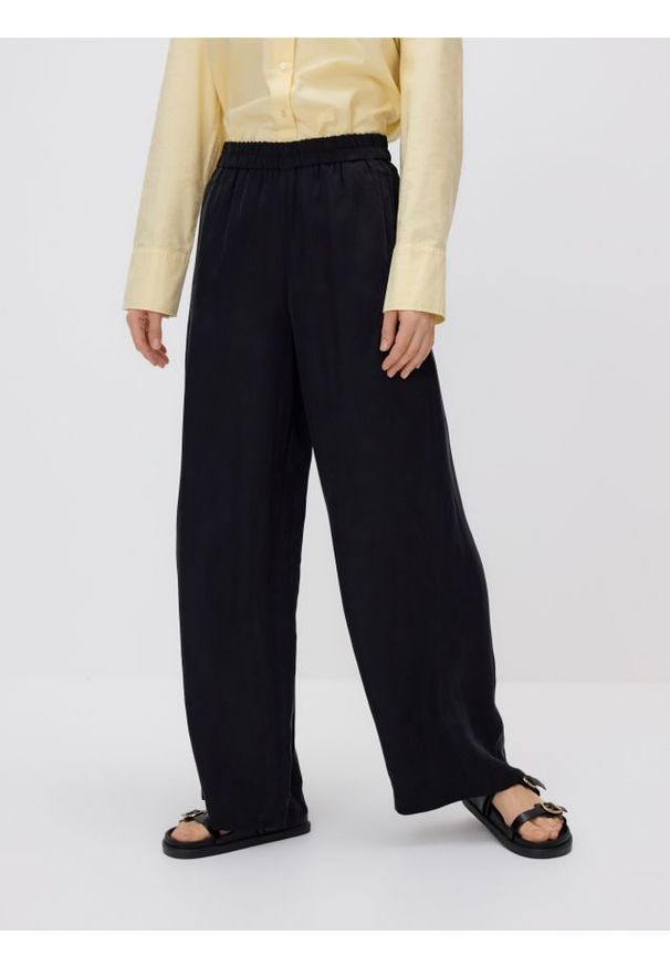 Reserved - Spodnie z cupro - czarny. Kolor: czarny. Materiał: tkanina