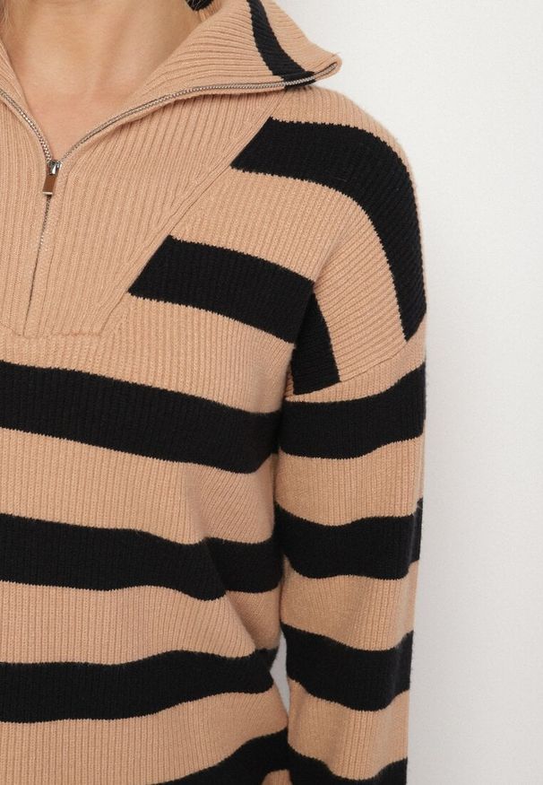 Born2be - Beżowo-Czarny Sweter w Paski Ozdobiony Suwakiem Amerra. Okazja: do pracy, na co dzień, na spotkanie biznesowe. Kolor: beżowy. Materiał: jeans. Wzór: paski, aplikacja. Styl: casual, biznesowy