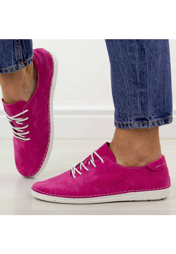 Fuksja ażurowe skórzane półbuty damskie S.Barski 7080. Okazja: na co dzień. Zapięcie: sznurówki. Kolor: różowy. Materiał: zamsz, skóra. Szerokość cholewki: normalna. Wzór: ażurowy. Sezon: wiosna, jesień, lato. Styl: casual, elegancki, klasyczny