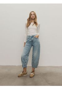 Reserved - Jeansy balloon z efektem sprania - niebieski. Kolor: niebieski #1