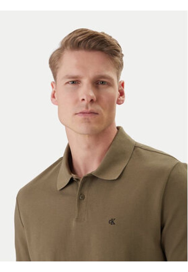 Calvin Klein Jeans Polo LV040EM269 Khaki Regular Fit. Typ kołnierza: polo. Kolor: brązowy. Materiał: bawełna