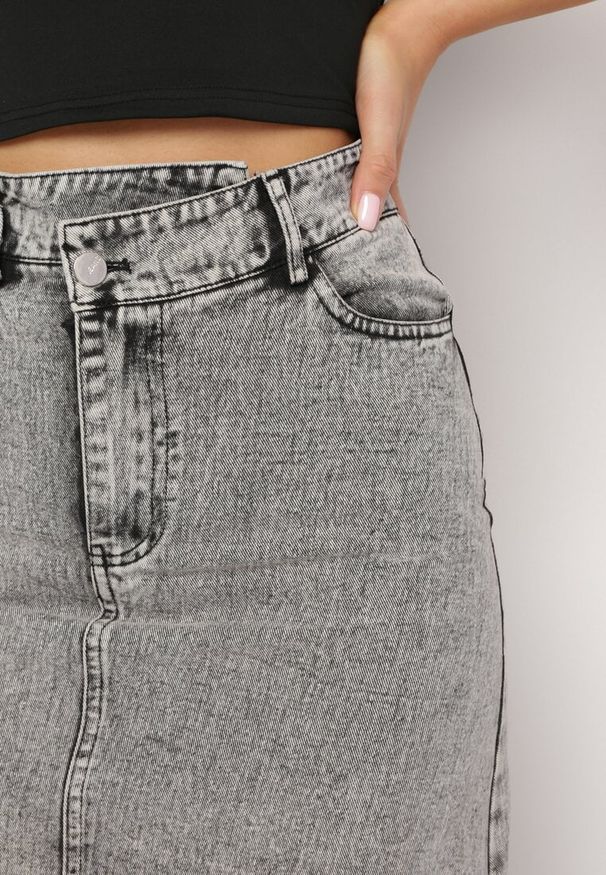 Born2be - Szara Jeansowa Spódnica z Wysokim Stanem i Postrzępionym Dołem Hayva. Stan: podwyższony. Kolor: szary. Materiał: jeans. Styl: klasyczny