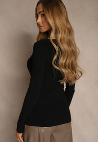 Renee - Czarny Sweter o Taliowanym Kroju z Nieregularnym Dekoltem w V Fenalissa. Okazja: na co dzień. Kolor: czarny. Długość: krótkie. Sezon: zima, jesień. Styl: casual #2