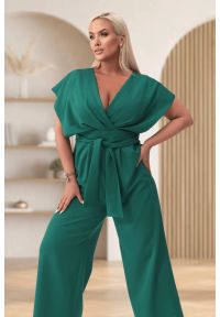 Moda Size Plus Iwanek - Elegancki kombinezon Valentina w kolorze butelkowej zieleni XXL OVERSIZE JESIEŃ. Okazja: na imprezę. Stan: podwyższony. Kolor: zielony. Materiał: tkanina, poliester, elastan. Długość: krótkie. Wzór: gładki. Sezon: jesień. Styl: elegancki #1