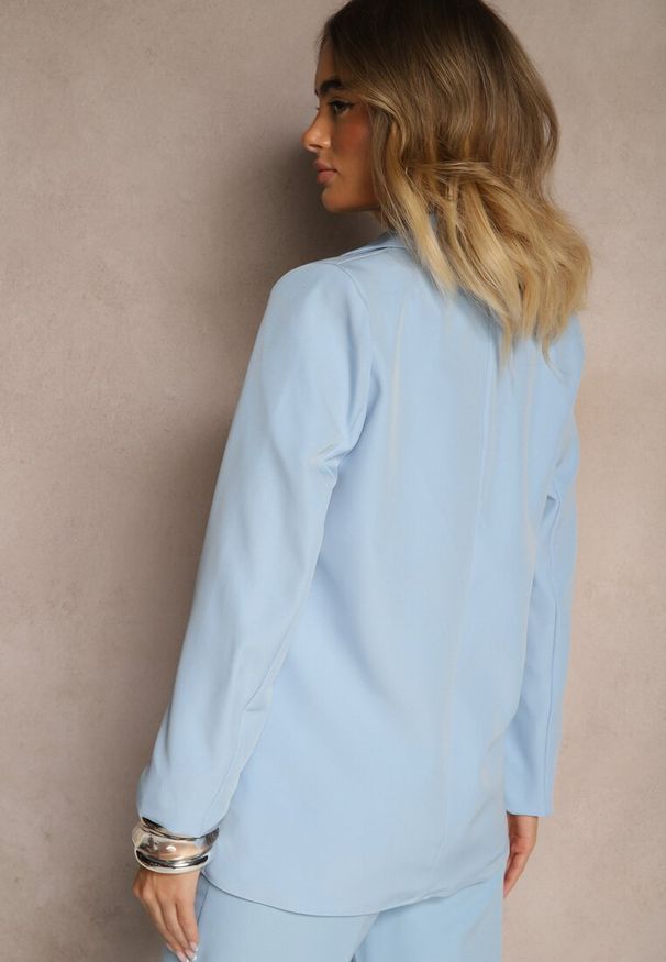 Renee - Niebieska Marynarka z Imitacją Kieszeni i Usztywnioną Linią Ramion Vivissea. Okazja: na co dzień, na spotkanie biznesowe. Kolor: niebieski. Materiał: jeans. Wzór: aplikacja. Styl: casual, biznesowy, elegancki, klasyczny