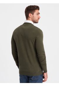 Ombre Clothing - Sweter męski z dekoltem "w serek" z koszulowym kołnierzykiem - ciemnooliwkowy V5 OM-SWSW-0102 - XXL. Typ kołnierza: dekolt w serek, kołnierzyk koszulowy. Kolor: oliwkowy. Materiał: nylon, materiał, bawełna. Styl: klasyczny #2