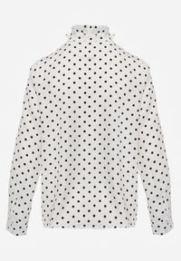 Born2be - Biała Wiskozowa Koszula w Kropki ze Stójką z Ozdobnymi Falbanami Isamene. Okazja: na co dzień. Typ kołnierza: kołnierzyk stójkowy. Kolor: biały. Materiał: wiskoza. Wzór: kropki. Styl: casual, klasyczny #5