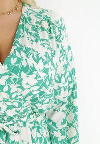 Born2be - Zielono-Biała Kopertowa Sukienka Maxi z Wiązanym Paskiem Axeta. Kolor: zielony. Materiał: materiał. Długość rękawa: długi rękaw. Typ sukienki: kopertowe. Długość: maxi #5
