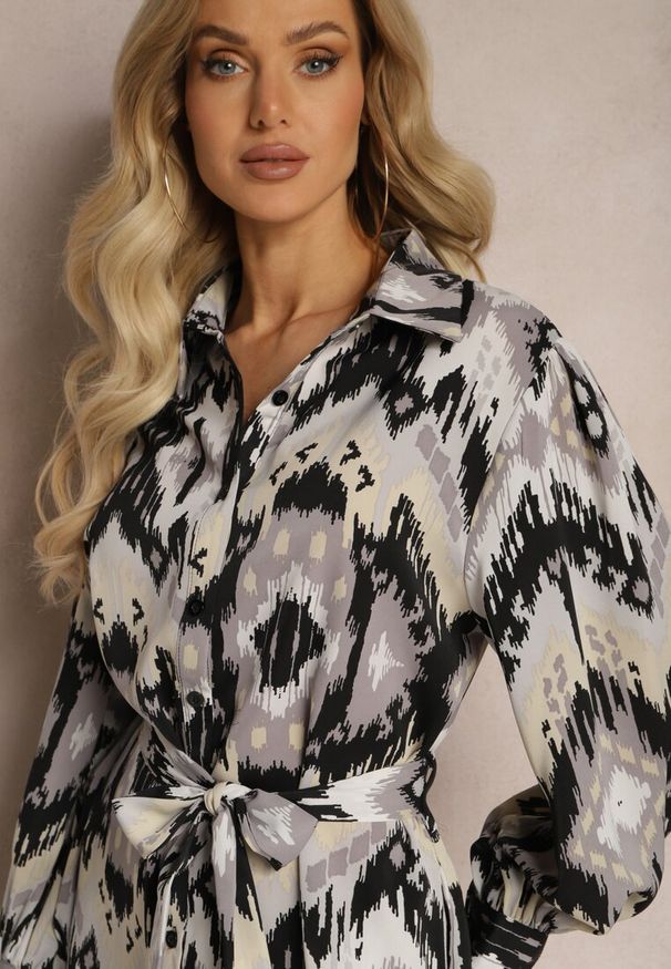 Renee - Czarno-Szara Sukienka Midi o Koszulowym Fasonie Ozdobionym Wzorem w Stylu Etno Thailven. Kolor: czarny. Wzór: aplikacja. Typ sukienki: koszulowe. Styl: etno. Długość: midi