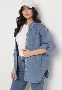 Born2be - Niebieska Koszula Jeansowa Oversize z Wiskozą Ulathiela. Okazja: na spotkanie biznesowe, na co dzień. Typ kołnierza: kołnierzyk klasyczny. Kolor: niebieski. Materiał: jeans, wiskoza. Długość rękawa: długi rękaw. Długość: długie. Styl: klasyczny, biznesowy, casual, elegancki