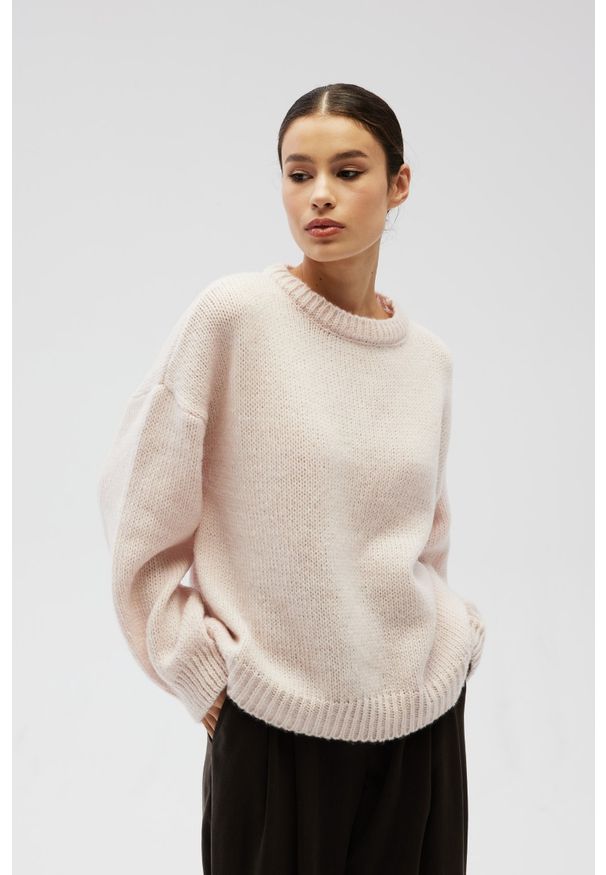 Marsala - Sweter oversize z bufiastymi rękawami w kolorze STRAWBERRY FRAPPE - RIVERO-UNI. Okazja: na co dzień. Materiał: akryl, wełna. Sezon: lato, jesień, wiosna, zima. Styl: casual