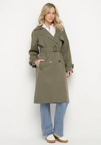 Born2be - Zielony Płaszcz w Stylu Trencza Ozdobiony Paskiem z Klamrą Ninellira. Kolor: zielony. Materiał: jeans. Długość rękawa: długi rękaw. Długość: długie. Wzór: aplikacja. Styl: elegancki, klasyczny #5