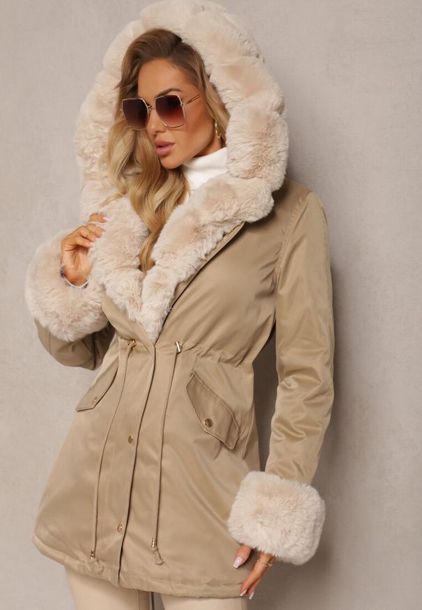 Renee - Beżowa Kurtka Parka z Paskiem w Talii i Kapturem z Futerkiem Hizontia. Okazja: na spacer. Typ kołnierza: golf. Kolor: beżowy. Materiał: futro