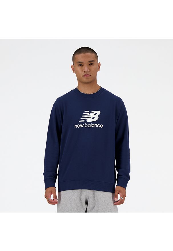 Bluza męska New Balance MT41500NNY – granatowa. Typ kołnierza: bez kaptura. Kolor: niebieski. Materiał: bawełna, poliester. Wzór: napisy