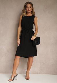 Renee - Czarna Sukienka z Wiskozy Ozdobiona Paskiem Ralanisse. Okazja: na co dzień. Kolor: czarny. Materiał: wiskoza. Wzór: aplikacja. Typ sukienki: proste. Styl: klasyczny, casual #3