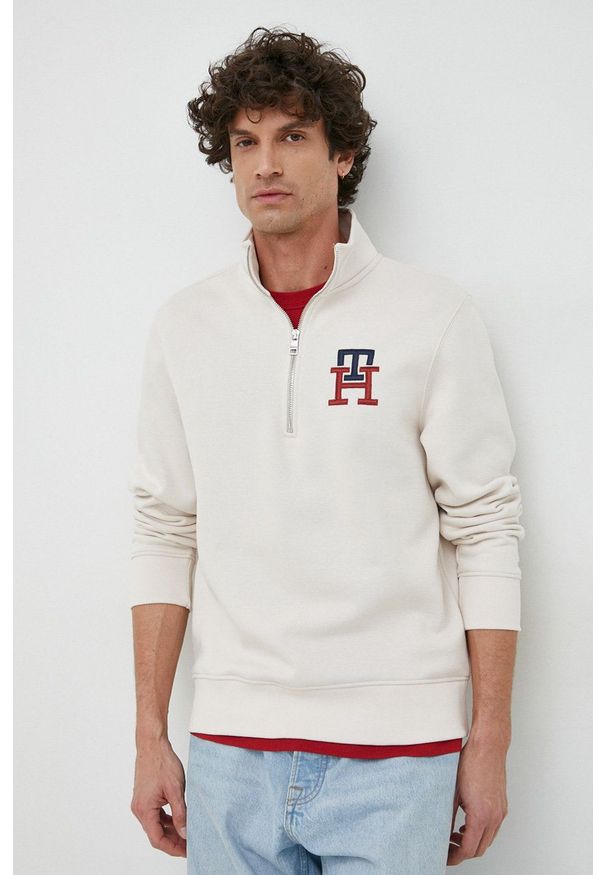 TOMMY HILFIGER - Tommy Hilfiger bluza męska kolor beżowy z aplikacją. Kolor: beżowy. Materiał: bawełna. Długość: krótkie. Wzór: aplikacja