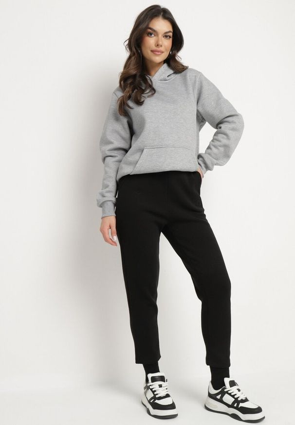 Born2be - Czarne Spodnie Dresowe z Bawełną Wiązane Sznurkiem Ocieplane Polarem Florezi. Okazja: na co dzień. Kolor: czarny. Materiał: dresówka, polar, bawełna. Styl: casual, elegancki