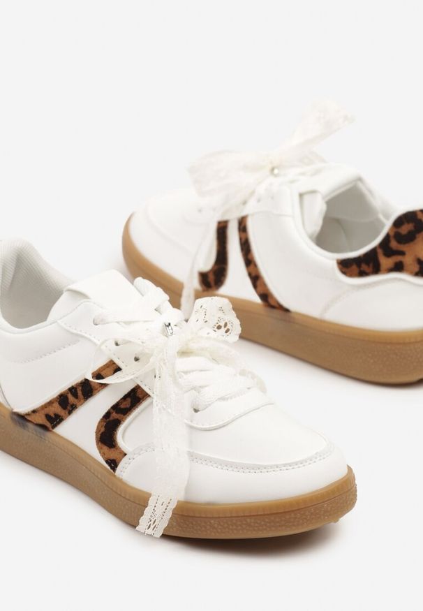 Renee - Białe Sneakersy Typu Kultowe Tenisówki z Ozdobną Odpinaną Kokardą Korilinda. Okazja: na co dzień, na imprezę. Kolor: biały. Materiał: jeans