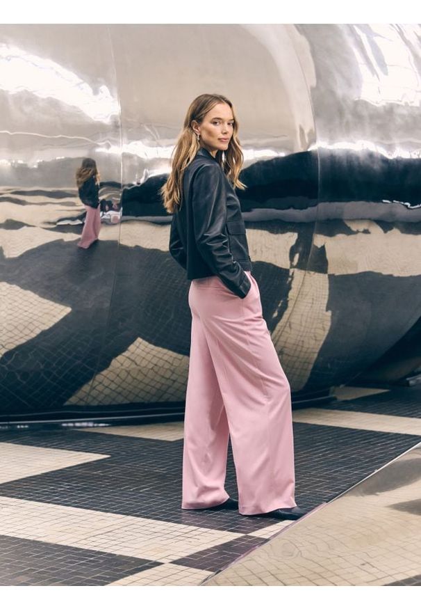 Reserved - Luźne spodnie z zakładkami - pastelowy róż. Kolor: różowy. Materiał: tkanina, wiskoza