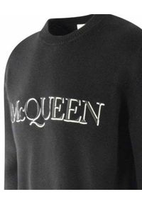 Alexander McQueen - ALEXANDER MCQUEEN - Czarny sweter z logo. Kolor: czarny. Materiał: wełna. Długość rękawa: długi rękaw. Długość: długie