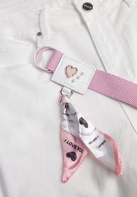 Renee - Białe Jeansy Mom Fit z Wiskozą i BawełnąOzdobione Paskiem i Chustą Hetilaine. Okazja: na co dzień. Kolor: biały. Wzór: aplikacja. Styl: casual, elegancki #3