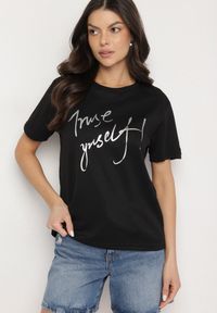 Born2be - Czarny T-shirt z Ozdobnym Nadrukiem z Brokatem Tenesia. Okazja: na co dzień. Kolor: czarny. Materiał: jeans, materiał. Wzór: nadruk. Styl: klasyczny, elegancki, casual #4