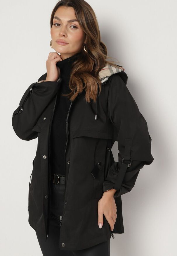Born2be - Czarna Kurtka Parka z Kapturem i Kieszeniami z Możliwością Ściągnięcia w Talii Kailisse. Typ kołnierza: kaptur. Kolor: czarny. Materiał: tkanina