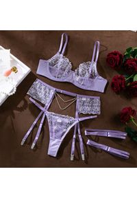 Intica - Koronkowy komplet bielizny z pasem i łańcuszkiem elegancki styl Dennise. Kolor: fioletowy. Materiał: koronka. Wzór: koronka #1