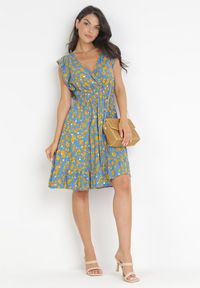 Born2be - Niebieska Rozkloszowana Sukienka z Wiskozy Ozdobiona Metalicznym Nadrukiem Elulaia. Typ kołnierza: kołnierz z falbankami. Kolor: niebieski. Materiał: wiskoza. Wzór: aplikacja, nadruk. Typ sukienki: kopertowe #4