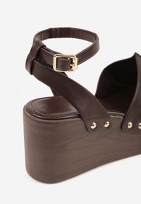 Born2be - Ciemnobrązowe Sandały na Koturnie i Platformie Ozdobione Nitami Rhethe. Okazja: na co dzień. Zapięcie: sprzączka. Kolor: brązowy. Materiał: jeans. Wzór: aplikacja. Sezon: wiosna, lato. Obcas: na koturnie. Styl: casual, elegancki #3