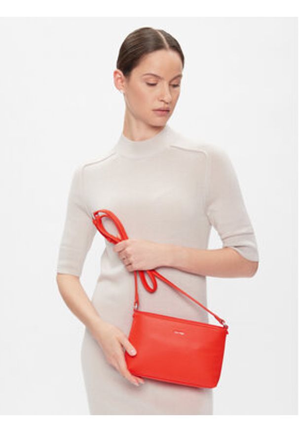 Calvin Klein Torebka Ck Must Xbody Md K60K610927 Pomarańczowy. Kolor: pomarańczowy. Materiał: skórzane