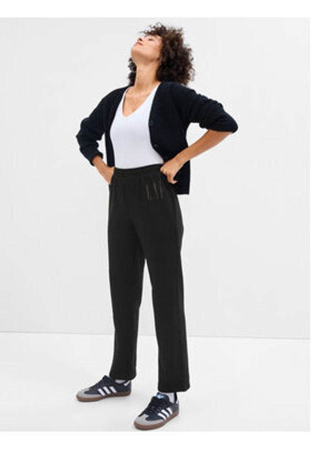 GAP - Gap Spodnie dresowe 796096-01 Czarny Regular Fit. Kolor: czarny. Materiał: bawełna, syntetyk