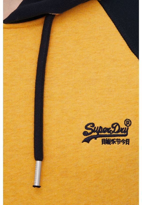 Superdry bluza męska kolor żółty z kapturem wzorzysta. Okazja: na co dzień. Typ kołnierza: kaptur. Kolor: żółty. Materiał: dzianina, bawełna. Długość rękawa: raglanowy rękaw. Wzór: aplikacja. Styl: casual