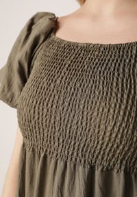 Born2be - Ciemnozielona Wiskozowa Sukienka z Bufiastymi Rękawami i Marszczoną Górą Liones. Okazja: na co dzień. Kolor: zielony. Materiał: wiskoza. Długość rękawa: krótki rękaw. Sezon: lato. Typ sukienki: proste. Styl: wakacyjny, casual #3