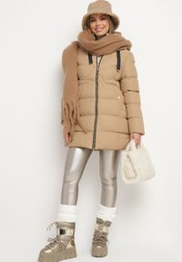 Born2be - Ciemnobeżowa Długa Pikowana Kurtka z Kapturem i Dwustronnym Suwakiem Naorinae. Okazja: na co dzień, do pracy. Typ kołnierza: kaptur. Kolor: beżowy. Materiał: jeans. Długość rękawa: długi rękaw. Długość: długie. Sezon: zima. Styl: casual, elegancki #3