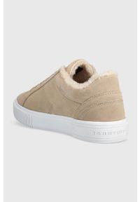 TOMMY HILFIGER - Tommy Hilfiger sneakersy zamszowe VULC SUEDE SNEAKER LO kolor beżowy FW0FW07548. Nosek buta: okrągły. Kolor: beżowy. Materiał: zamsz #5