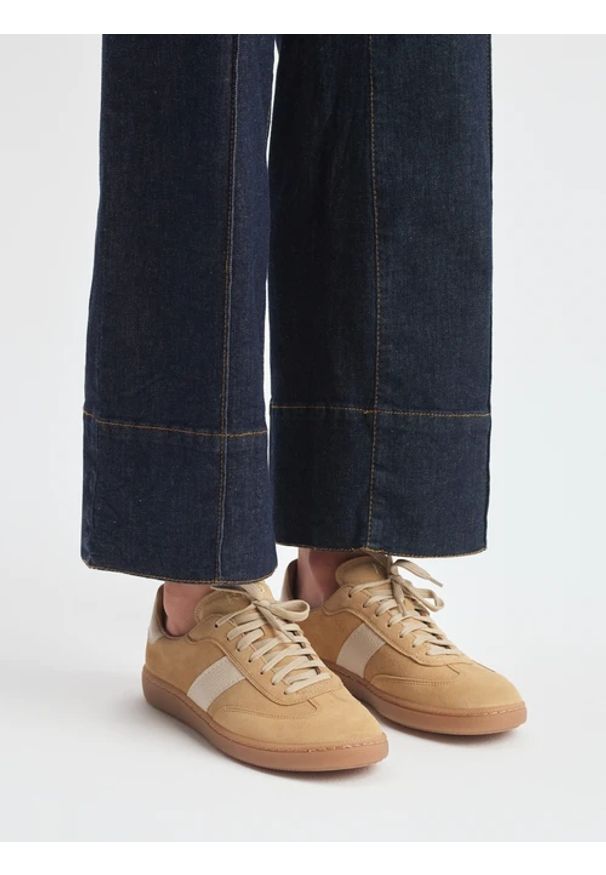 Ryłko - Beżowe sportowe półbuty damskie. Okazja: na co dzień. Nosek buta: okrągły. Zapięcie: zamek. Kolor: beżowy. Materiał: skóra, welur. Szerokość cholewki: normalna. Obcas: na obcasie. Styl: sportowy