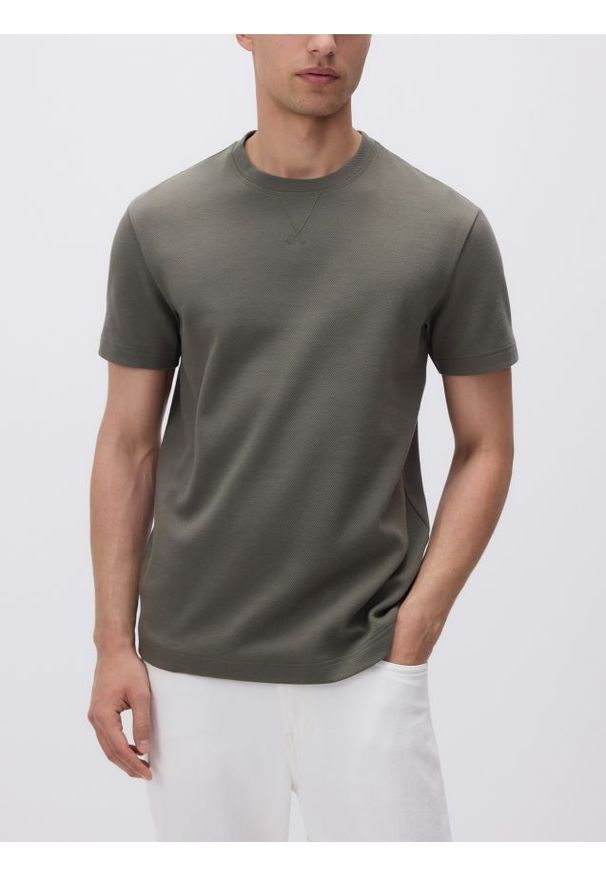 Reserved - Strukturalny t-shirt comfort fit - ciemnozielony. Kolor: zielony. Materiał: dzianina, bawełna
