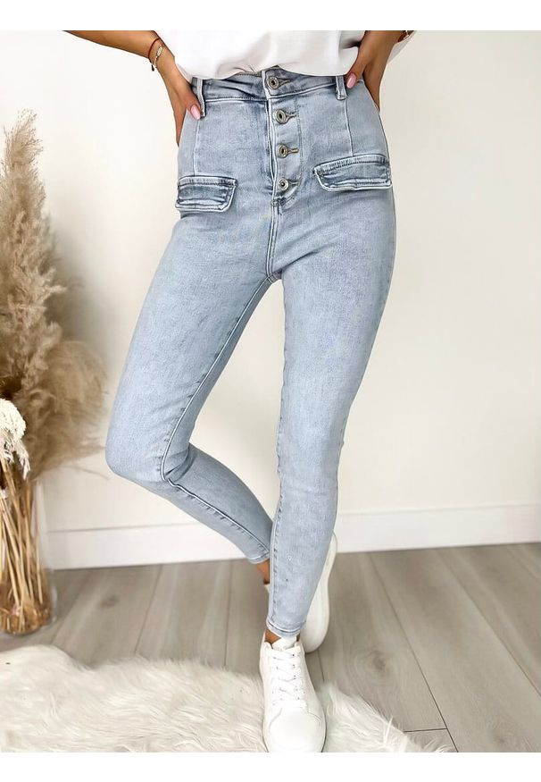 ModnaKiecka.pl - Jeansowe Spodnie z Ozdobnymi Guzikami 9564-91. Okazja: do pracy, na randkę, na spacer, na co dzień. Stan: podwyższony. Kolor: niebieski. Materiał: bawełna, elastan, poliester. Wzór: gładki. Styl: elegancki, casual, sportowy