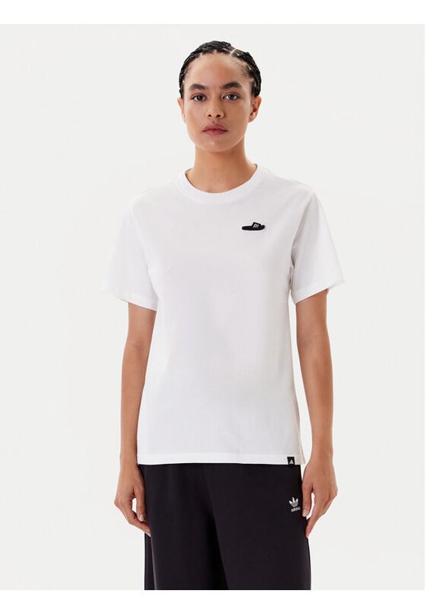 Adidas - adidas T-Shirt Slide Graphic JY8687 Biały Regular Fit. Kolor: biały. Materiał: bawełna