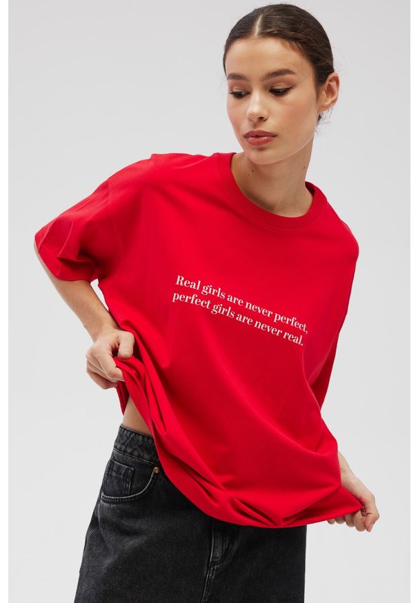 Marsala - Tshirt typu oversize z nadrukiem w kolorze INTENSE RED - REALITY-M/L. Materiał: tkanina, bawełna, elastan. Wzór: nadruk. Styl: klasyczny, elegancki