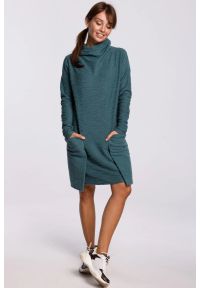 Sukienki.shop - Ciepła dzianinowa sukienka z golfem bawełniana zielona. Typ kołnierza: golf. Kolor: zielony. Materiał: dzianina, bawełna. Sezon: zima, jesień #1
