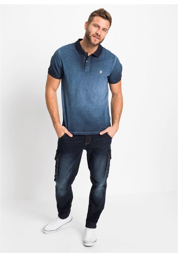 bonprix - Koszulka polo z piki z efektem wytarcia. Typ kołnierza: polo. Kolor: niebieski. Wzór: aplikacja