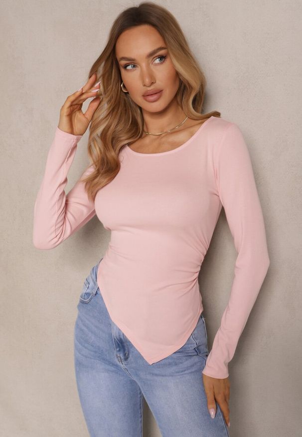 Renee - Różowa Bluzka Ozdobiona Asymetrycznym Dołem Tatolena. Okazja: na co dzień. Kolor: różowy. Materiał: jeans. Wzór: aplikacja. Styl: klasyczny, elegancki, casual