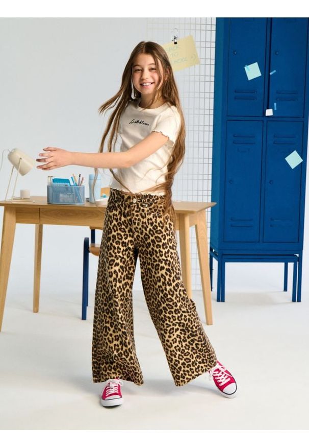 Sinsay - Jeansy wide leg w panterkę - wielobarwny. Wzór: motyw zwierzęcy
